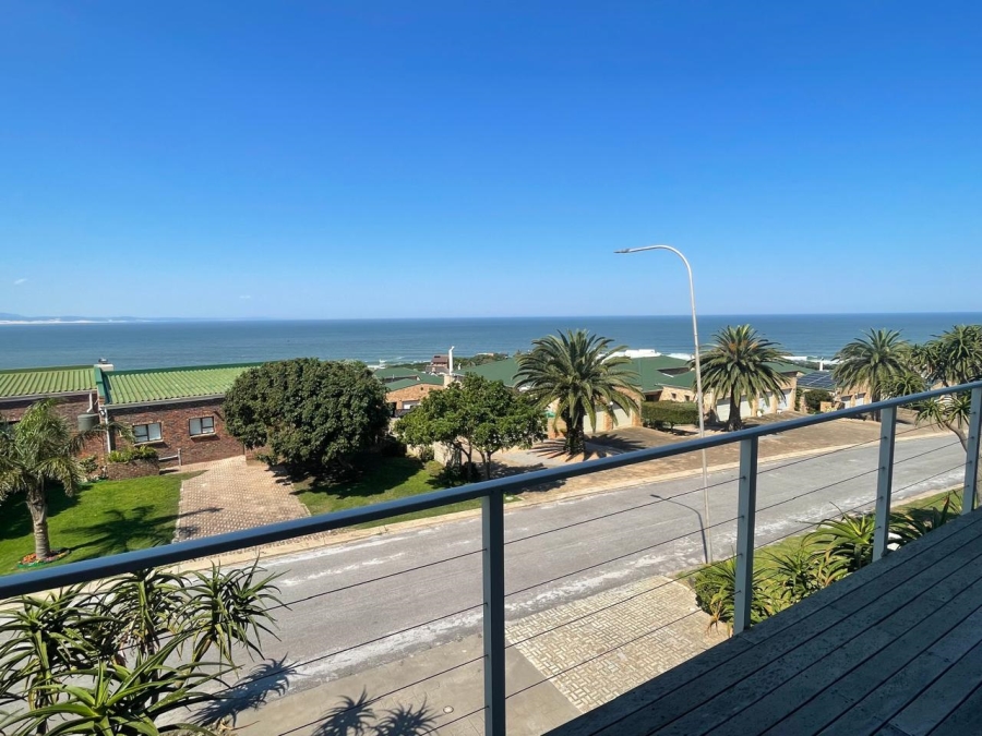4 Bedroom Property for Sale in Wavecrest Eastern Cape